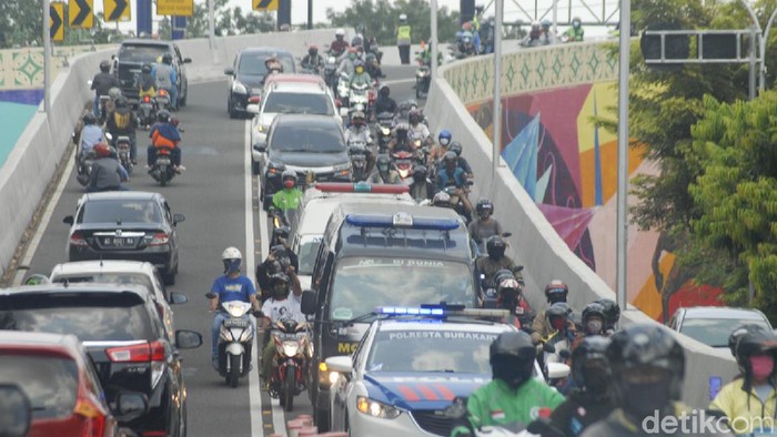 Iring-ringan mobil ambulans yang membawa jenazah Penyanyi Didi Kempot melintas di kawasan Manahan, Solo, Jawa Tengah, Selasa (5/5/2020).