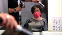 Salon Janni Ossas di Leonberg, Jerman, kembali buka dengan menerapkan sejumlah peraturan seperti pemakaian hand sanitizer, handuk sekali pakai hingga larangan berjabat tangan. Penerapan itu untuk mengantisipasi penyebaran virus Corona.