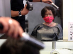 Kok Bisa? 2 Pegawai Salon di AS Positif Corona, 139 Pelanggan Tak Tertular