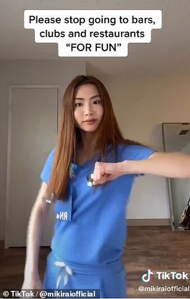 Dalam akun TikTok pribadinya, Miki terlihat cukup banyak mengunggah video-video yang informatif. Seperti, videonya yang memperlihatkan cara mencuci tangan dan melakukan jaga jarak sosial yang benar, tempat yang harus dihindari saat pandemi Corona masih berlangsung, serta aktivitas apa saja yang aman dilakukan saat pandemi Corona. Foto: Instagram @mikirai