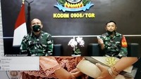 Panglima TNI mengaku terkesan atas pembuatan hand sanitizer dari daun sirih oleh ibu-ibu Persit Kartika Candra Kirana Cab XVIII Kodim 0906/Tenggarong. Mereka mampu membuat 50 botol hand sanitizer/hari untuk dibagikan kepada masyarakat luas, beserta masker. Inisiatif ini hadir untuk mengatasi kelangkaan hand sanitizer di pasaran.  dok. Kodim 0906/Tenggarong