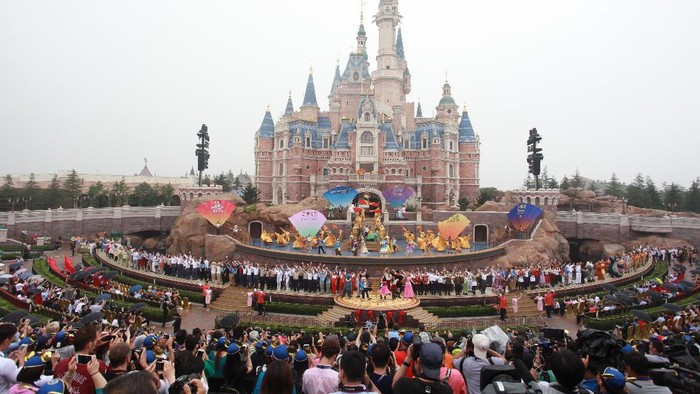 SHANGHAI, CHINA - JUNE 16:  Tourists watch the opening ceremony at Shanghai Disney Resort on June 16, 2016 in Shanghai, China. Shanghai Disney Resort held the opening ceremony and welcomed tourists on Thursday.  (Photo by Visual China/Getty Images)