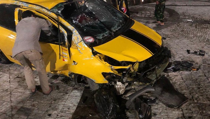Mobil tabrak pembatas Bundaran HI