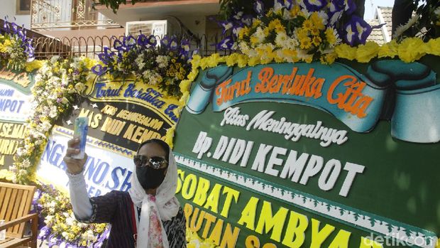 Warga yang bersimpati mendatangi rumah duka mendiang penyanyi Campur Sari Didi Kempot di Banyuanyar, Sumber, Surakarta, Jawa Tengah, Selasa (5/5).