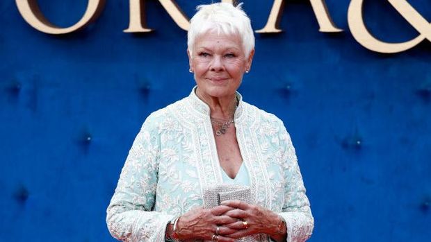 376961 01: 3-21-99- Los Angeles -Dame Judi Dench and Gwyneth Paltrow holding their Oscars at the 71st Academy Awards at the Dorothy Chandler Pavilion.
