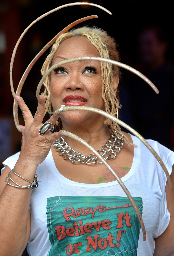 Kuku Terpanjang di Dunia LONDON, ENGLAND - NOVEMBER 19: Ripleys Believe It Or Not unveil Ayanna Williams, the Woman with 23 inch nails at Ripleys Believe It Or Not on November 19, 2014 in London, England. (Photo by Anthony Harvey/Getty Images)