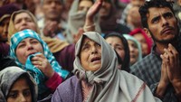 Umat Muslim berdoa di depan tempat suci Sheikh Syed Abdul Qadir Jeelani di Srinagar, India (9/12/2019). Foto karya Mukhtar Khan ini merupakan satu foto dari rangkaian foto feature yang menjadi pemenang kategori Feature Photography. AP Photo /Mukhtar Khan.