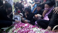 Kerabat meratapi pusara almarhum.