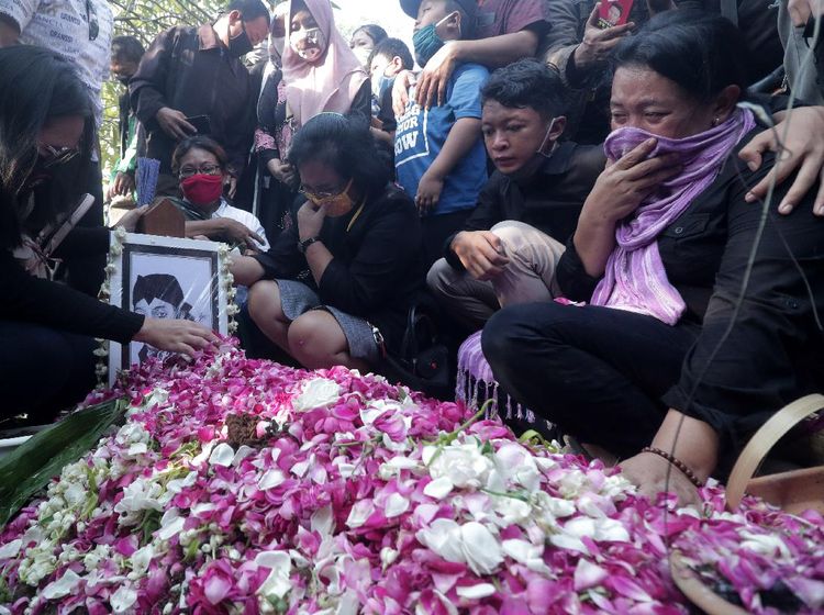 Suasana Duka di Pusara Terakhir Didi Kempot