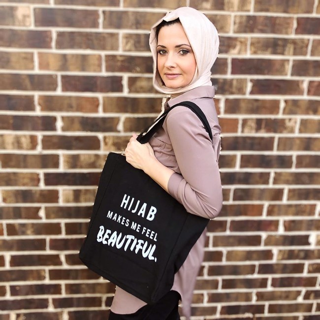 Dari Hasan dan beberapa teman muslim lainnya, Nicole mulai tertarik mempelajari Islam. Ia pun memutuskan untuk mengikuti kelas belajar agama Islam di sebuah masjid dekat dengan tempat tinggalnya. Selama enam bulan belajar Islam pada 2007, ia lantas memutuskan untuk menjadi mualaf. Tak berselang lama, ia pun memakai hijab. Foto: instagram @raisinglilmuslims