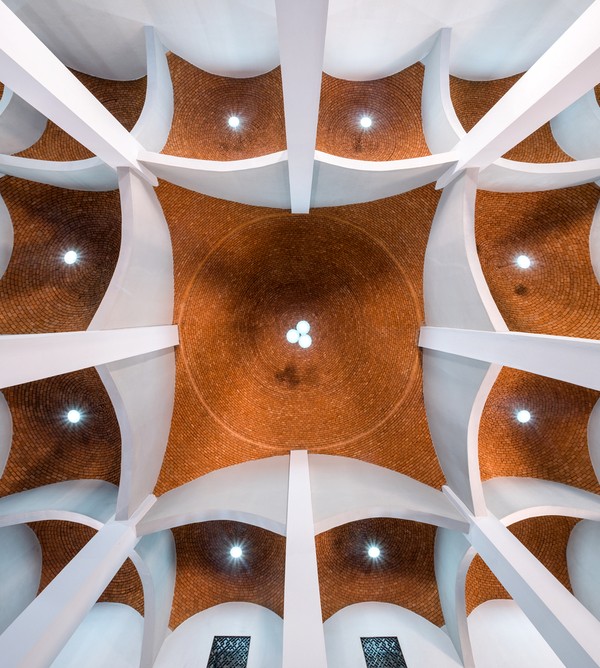 Atelier Masomi membangun serta meronavasi dua bangunan dengan fungsi berbeda namun dalam nuansa yang sama. Hal itu dilakukan agar tetap memberikan kesan terhubung pada masjid tersebut. Istimewa/Dok. James Wang via Archdaily. Atelier Masomi membangun serta meronavasi dua bangunan dengan fungsi berbeda namun dalam nuansa yang sama. Hal itu dilakukan agar tetap memberikan kesan terhubung pada masjid tersebut. Istimewa/Dok. James Wang via Archdaily.