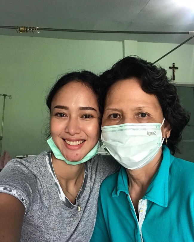 Chika mengungkapkan kisahnya terpapar virus Corona dua kali hingga akhirnya bisa sembuh. Dia menduga dirinya terinfeksi dari sang ibu. Foto: instagram @chikamailoa