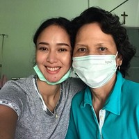 Chika mengungkapkan kisahnya terpapar virus Corona dua kali hingga akhirnya bisa sembuh. Dia menduga dirinya terinfeksi dari sang ibu. Foto: instagram @chikamailoa