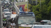 Iring-iringan dikawal oleh mobil polisi dari Polresta Surakarta. Agung Mardika/detikcom.