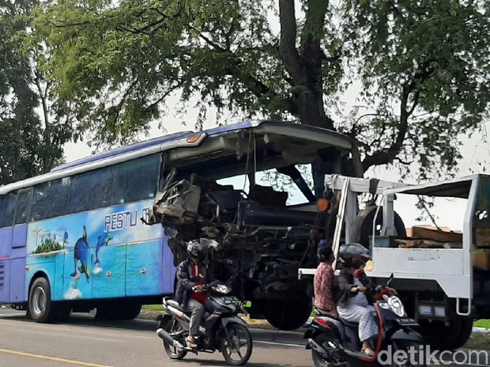 Kecelakaan beruntun yang melibatkan tiga kendaraan besar terjadi di Jalan Raya Pantura Paiton. Lima orang tewas dalam kecelakaan tersebut.