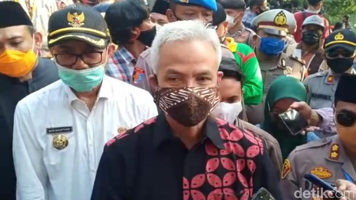 Gubernur Jateng Ganjar Pranowo memberikan penghormatan terakhir pada Didi Kempot. Ia ikut menghantarkan sang maestro campursari hingga ke peristirahatan terakhir.
