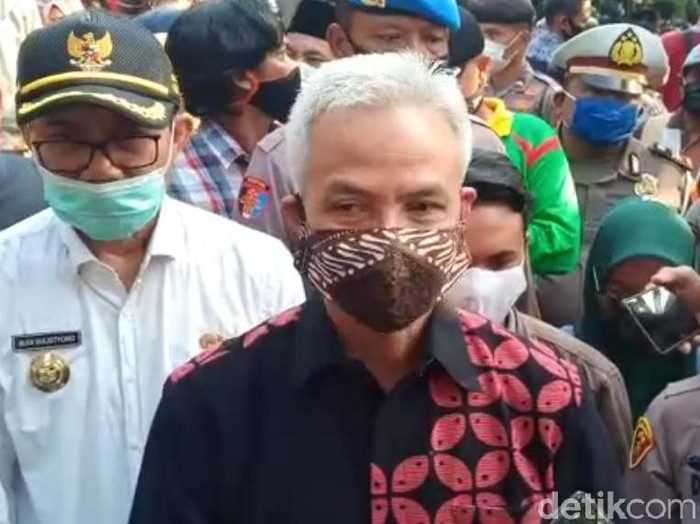 Gubernur Jateng Ganjar Pranowo memberikan penghormatan terakhir pada Didi Kempot. Ia ikut menghantarkan sang maestro campursari hingga ke peristirahatan terakhir.