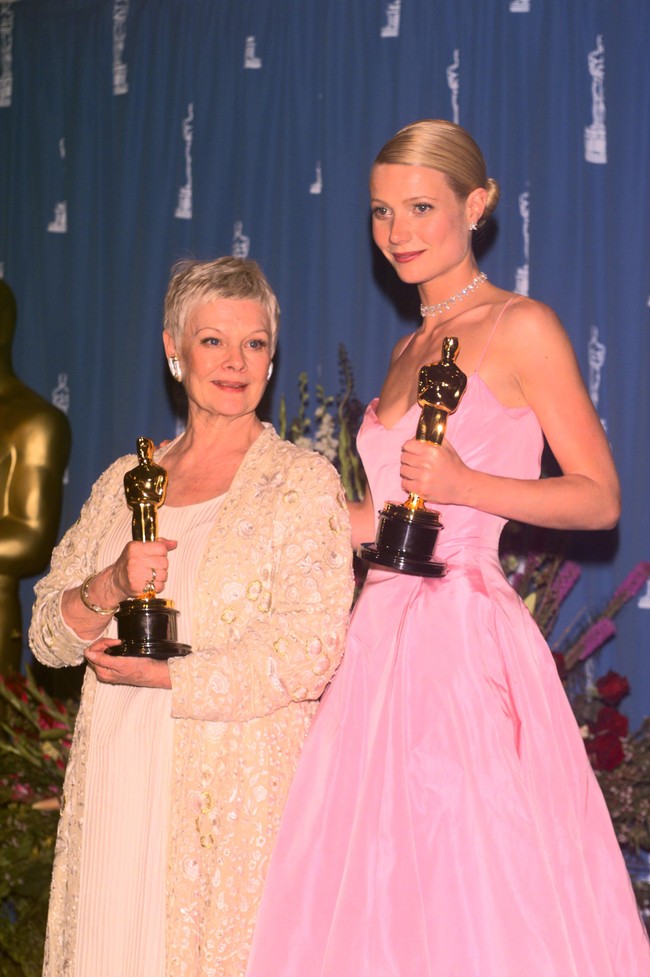 Judi berpose bersama Gwyneth Paltrow ketika memenangkan piala Oscar pertamanya di kategori aktris pendukung terbaik dalam ajang Academy Awards 1999. Sepanjang kariernya, ia sudah tujuh kali mendapat nominasi di ajang bergengsi tersebut. (Foto: Getty Images)