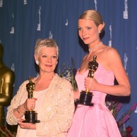 Judi berpose bersama Gwyneth Paltrow ketika memenangkan piala Oscar pertamanya di kategori aktris pendukung terbaik dalam ajang Academy Awards 1999. Sepanjang kariernya, ia sudah tujuh kali mendapat nominasi di ajang bergengsi tersebut. (Foto: Getty Images)