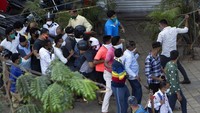  Warga dipukuli dengan tongkat kerena mengantre membeli miras dengan mengabaikan aturan jarak sosial di Mumbai, India.