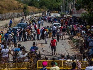 Kala Lockdown Longgar Malah Bikin Warga Antre Miras di India