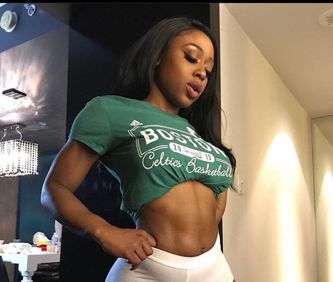 Aku menangis setiap hari untuk sementara waktu dan aku memutuskan aku tidak bisa melakukannya lagi. Aku tidak bisa melihat anak-anak mati. Itu adalah waktu yang sangat emosional bagiku. Saya mencintai pekerjaan saya tetapi itu sangat menegangkan, imbuhnya. Foto: Instagram