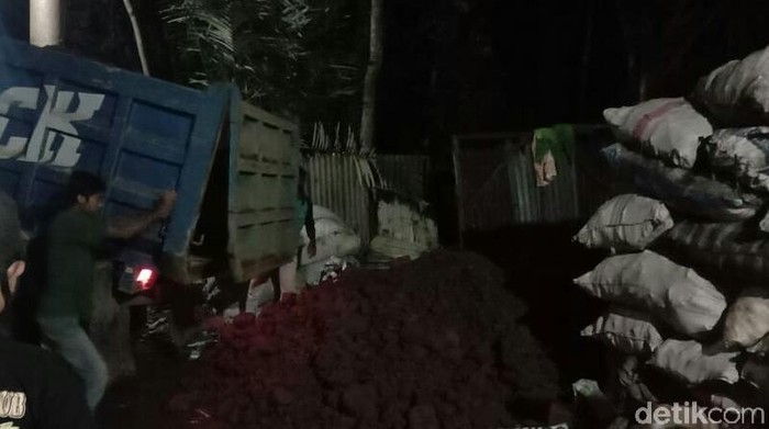 Bau gas muncul di tempat rongsokan di Bandung Barat