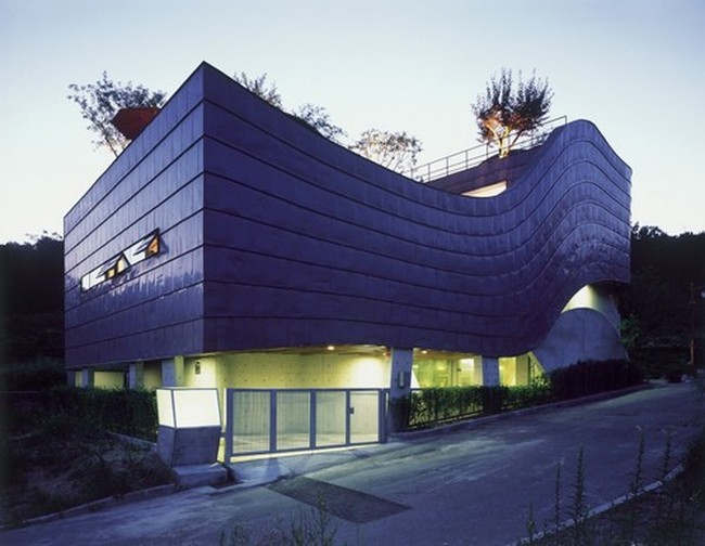 Dari era akhir 2000-an, ada drakor yang sangat populer yakni Youre Beautiful yang dibintangi Jang Geun Suk dan Park Shin Hye. Salah satu rumah ikonik dari serial ini adalah asrama ANJELL (boyband rekaan) yang bergaya futuristik dan unik. Foto: Istimewa