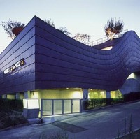 Dari era akhir 2000-an, ada drakor yang sangat populer yakni Youre Beautiful yang dibintangi Jang Geun Suk dan Park Shin Hye. Salah satu rumah ikonik dari serial ini adalah asrama ANJELL (boyband rekaan) yang bergaya futuristik dan unik. Foto: Istimewa