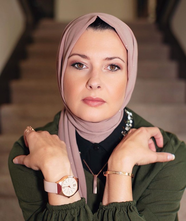 Nicole Queen merupakan seorang muslimah asal Amerika Serikat dengan kisah menginspirasi. Jalan hidupnya menuju Islam, membuktikan bahwa hidayah Allah tak pernah pandang bulu. Ia yang dulu akrab dengan gemerlapnya dunia malam, atas izin Allah SWT menjadi muslimah yang taat. Foto: instagram @raisinglilmuslims