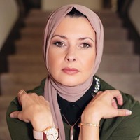 Nicole Queen merupakan seorang muslimah asal Amerika Serikat dengan kisah menginspirasi. Jalan hidupnya menuju Islam, membuktikan bahwa hidayah Allah tak pernah pandang bulu. Ia yang dulu akrab dengan gemerlapnya dunia malam, atas izin Allah SWT menjadi muslimah yang taat. Foto: instagram @raisinglilmuslims