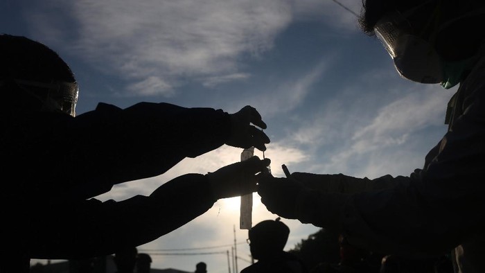 Pemerintah Kota Bekasi menggelar tes massal corona terhadap penumpang KRL di Stasiun Bekasi. Tes kali ini menggunakan alat yang lebih akurat berupa polymerase chain reaction (PCR). Agung Pambudhy/Detikcom. 

1. Penumpang Commuter line mengikuti test massal COVID 19 dengan metode polymerase chain reaction (PCR) di Stasiun Bekasi, Jawa Barat, Selasa (5/5/2020).
2. Sebanyak 300 penumpang kereta dipilih secara random mengikuti tes ini. 
3. Metode tes PCR adalah mengetes spesimen yang diambil dari dahak di dalam tenggorokan dan hidung lalu diswab. 
4. Tes ini dianggap paling akurat dibandingkan rapid test yang hanya untuk mendeteksi reaksi imun dalam tubuh.
5. Data terkini kasus positif Covid-19 di Kota Bekasi telah mencapai 249 orang. Pasien sembuh corona 126, dalam perawatan 95, sedangkan meninggal 28 orang.
6. Test ini dibantu petugas dari RSUD Kota Bekasi dan Dinkes Kota Bekasi.
7. Sebelum masuk ke stasiun, penumpang lebih dulu menjalai tes PCR secara acak. Setelah itu, sampel lemdir dari hidung akan diuji di Labiratorium Kesehatan Kota Bekasi.
8. Hasil pemeriksaan ini diharapkan memberi gambaran kondisi penumpang ‎KRL apakah ada yang terpapar COVID-19 atau tidak.
9. Sebelumnya di KRL ada tiga orang yang dinyatakan positif virus COVID-19 berdasarkan hasil test swab PCR yang dilakukan pada 325 calon‎ penumpang dan petugas KAI di Stasiun Bogor. 
10. Sejumlah kepala daerah meminta pemerintah pusat untuk menstop operasional KRL guna menghambat penyebaran virus COVID-19
11. Hingga 4 Mei 2020 di Indonesia terdapat 11.587 kasus COVID-19 dengan kasus kematian 864 meninggal dan 1.954 sembuh.
12. Sampai kemarin pemerintah telah menguji 112.965 spesimen dari 83.012 orang di 46 laboratorium.