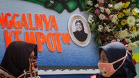 Pelayat melintas di depan karangan bunga duka cita almarhum Didi Kempot di rumah duka Sumber, Solo, Jawa Tengah. ANTARA FOTO/Mohammad Ayudha.