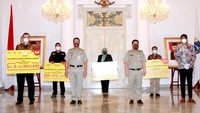 President Director & CEO Indosat Ooredoo, Ahmad Al-Neama, didampingi Director & Chief Operating Officer Indosat Ooredoo, Vikram Sinha, saat menyerahkan donasi kepada lima mitra penerima donasi yakni Baznas, PMI, Rumah Zakat, ACT, Human Initiative, dan Jakarta Turisindo dan disaksikan oleh Gubernur DKI Jakarta, Anies Baswedan (tiga dari kiri) di Balaikota DKI Jakarta (5/5).