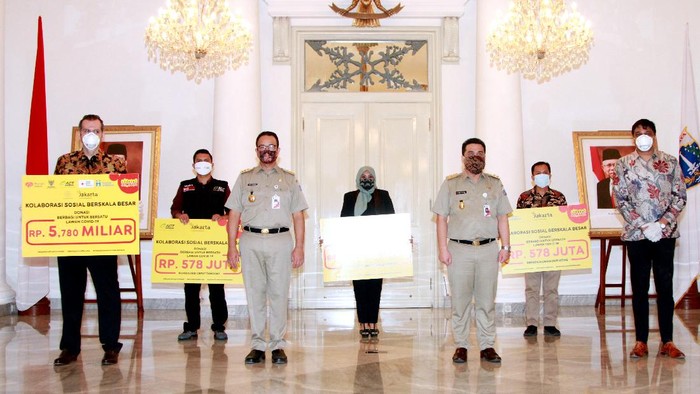 Donasi dilakukan berupa uang tunai ini untuk membantu masyarakat kurang mampu di sekitar Jakarta.