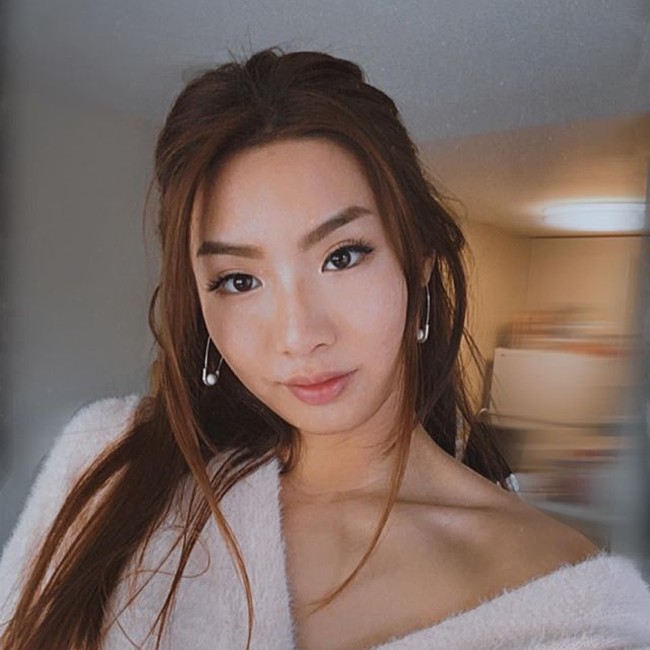 Semenjak pandemi Corona, Miki mengaku merasakan banyak perubahan di tempat kerjanya. Dia sendiri sampai menambahkan waktu ekstra untuk pekerjaannya. Foto: Instagram @mikirai