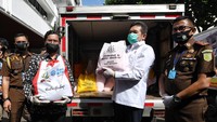 Sesuai jadwal, bantuan sosial tersebut akan disalurkan Kejagung kepada masyarakat yang terdampak COVID-19 di 6 wilayah Jakarta melalui Kejaksaan Negeri Depok, Bekasi, Tangerang, Cikarang, Cianjur, dan Cibinong. Hal ini guna mendukung pemerintah untuk mengatasi masalah sosial akibat pandemi Corona. dok. Kejagung