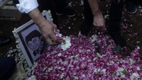 Kabar kepergian Didi Kempot itu benar-benar mengagetkan semua kalangan. Didi Kempot tidak hanya dicintai para penggemar campursari yang mengikuti kariernya sejak tahun 1980-an. Anak-anak muda kini pun tak segan menyuarakan patah hati lewat lagu-lagu sang maestro.