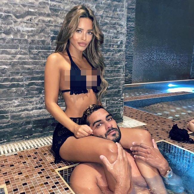 Belum lama ini PrettyLittleThing dikritik karena membuat pekerjanya depresi karena cuti tak dibayar selama pandemi Corona. Sementara di Instagram bisa dilihat jika Umar sedang bermesraan dengan pacarnya. Foto: Instagram @umarkamani