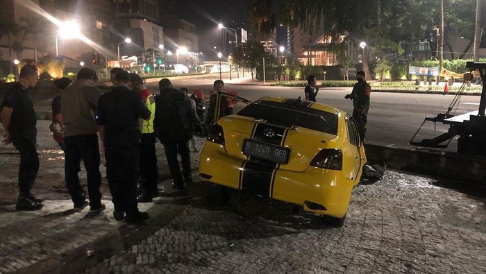 Mobil tabrak pembatas Bundaran HI
