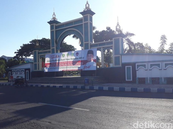 Pemkot Pasuruan memberlakukan pembatasan aktivitas di alun-alun. Kebijakan ini untuk mengurangi penularan virus Corona.
