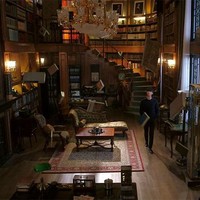 Do Min Joon (diperankan Kim Soo Hyun) dari My Love From The Star memiliki apartemen bergaya minimalis tapi di sisi lain juga memiliki nilai estetika tinggi. Terlebih lagi di ruang membaca dan observatorium yang bergaya sangat klasik dan mewah. Foto: Istimewa