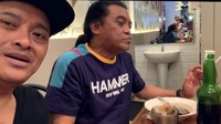 Bersama Stanlee Rabidin, ini potret mendiang Didi Kempot saat menikmati enaknya sate di salah satu restoran. Foto: Istimewa