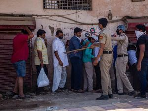 Aksi Polisi India Pukuli Orang di Jalan Dituding Sebabkan Kematian Bocah 13 Tahun