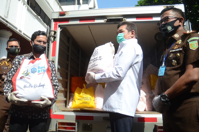 Ribuan paket sembako digelontorkan oleh Bank BTN kepada Kejaksaan Agung untuk segera disalurkan pada masyarakat sekitar kejaksaan-kejaksaan di Jabodetabek yang terdampak.