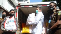 Direktur Utama PT Bank Tabungan Negara (Persero) Tbk. Pahala Nugraha Mansury bersama Jaksa Agung ST Burhanuddin secara simbolis memasukan sembako kedalam mobil box untuk didistribusikan, di Jakarta, Selasa (5/5).  dok. Kejagung