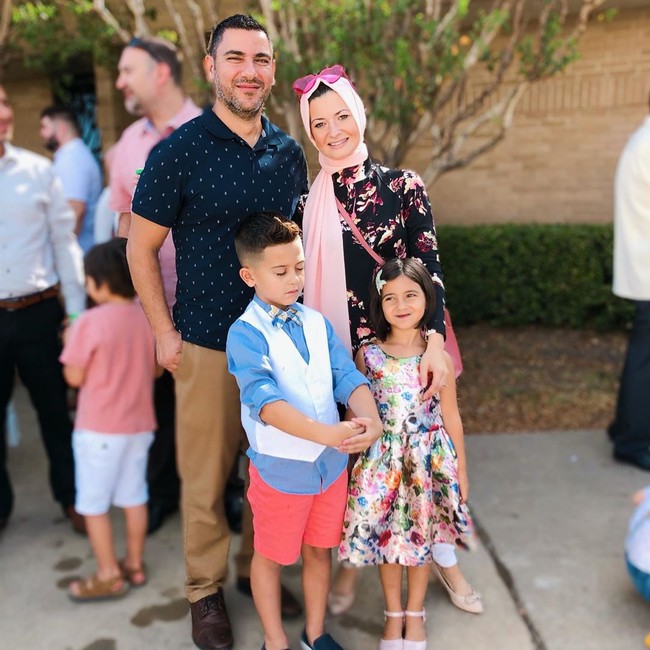 Semakin dalam masuk dalam kehidupan malam, membuat Nicole justru merasakan pergolakan batin yang hebat. Kehampaan ia rasakan. Pemilik akun Instagram @raisinglilmuslims itu kemudian bertemu Hasan, lelaki muslim asal Yordania, yang kini menjadi suaminya.  Foto: instagram @raisinglilmuslims