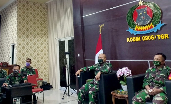 Dandim Tenggarong Raih Penghargaan Panglima TNI Panglima TNI berikan penghargaan dan apresiasi melalui Dandim 0906/Tenggarong Letkol Inf Charles Alling atas kreativitas dan inovasinya dalam menangani COVID-19.