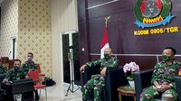 Babinsa Kodim 0906/Tenggarong berhasil membuat box sterilisasi uang guna memutus mata rantai penyebaran COVID-19 pada transaksi perdagangan di pasar tradisional. Untuk itu mereka diganjar penghargaan yang diberikan langsung oleh panglima TNI melalui teleconference. dok. Kodim 0906/Tenggarong