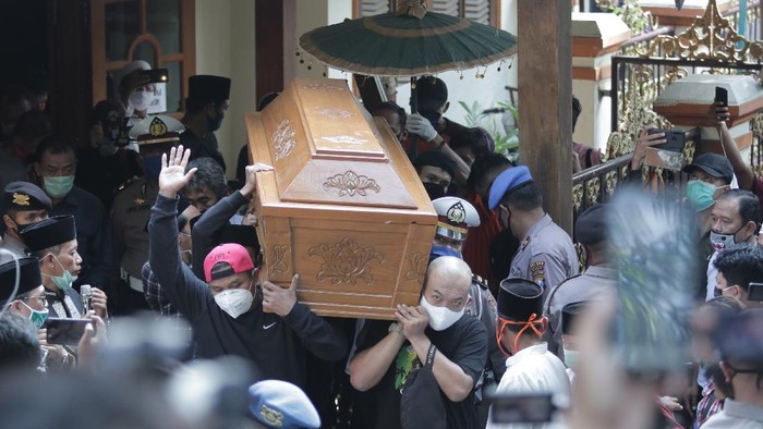 PEMAKAMAN DIDI KEMPOT Kerabat menabur bunga di atas pusara almarhum penyanyi campursari Dionisius Prasetyo atau Didi Kempot sesuasi dimakamkan di Tempat Pemakaman Umum Desa Majasem, Ngawi, Jawa Timur, Selasa (5/5/2020). Didi Kempot meninggal di Solo, Jawa Tengah pada usia 53 tahun. ANTARA FOTO/Joni Pratama/zk/hp.